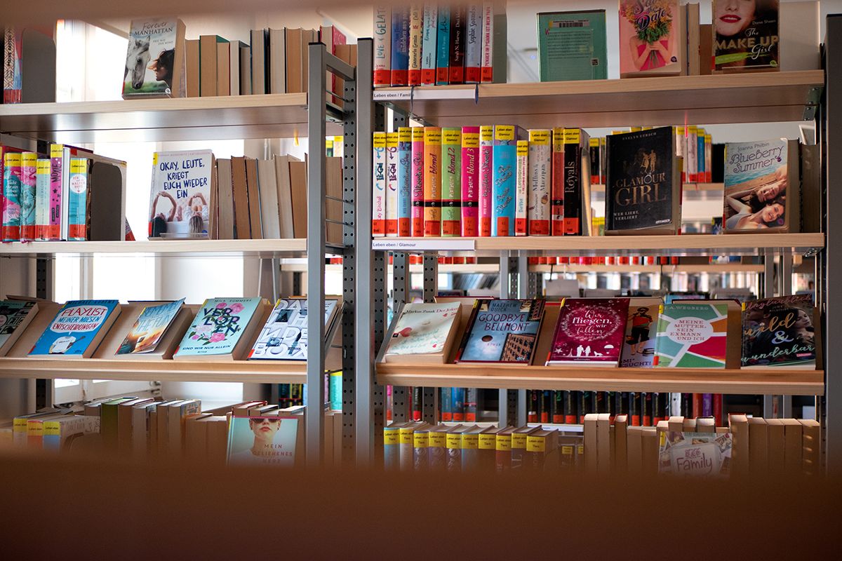 Foto von zwei Büchereiregalen mit Jugendbüchern.