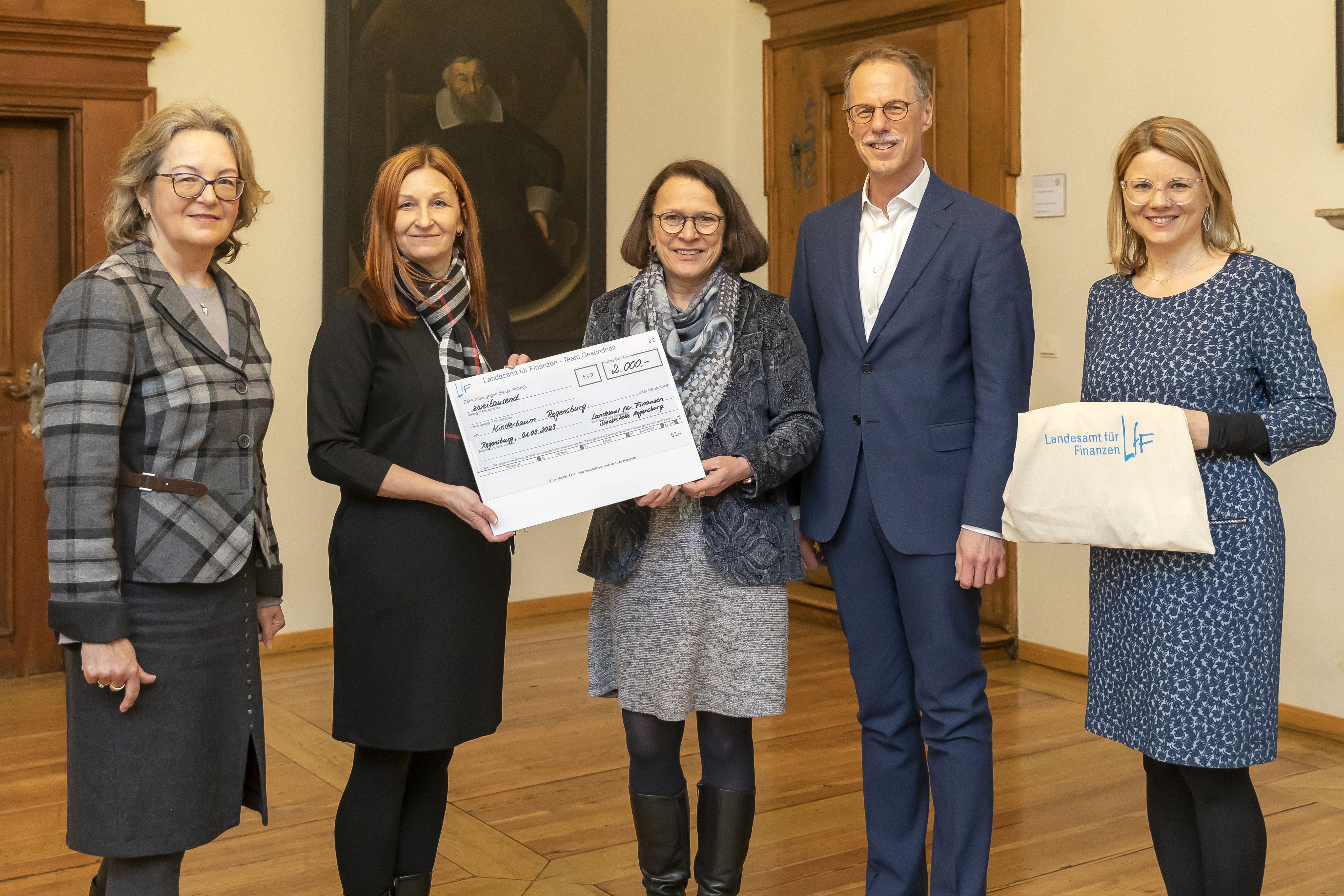 Fotografie- Ein Spendenscheck über 2.000 Euro wird vom Team Gesundheit beim Landesamt für Finanzen an Oberbürgermeisterin Gertrud Maltz-Schwarzfischer, Amtsleiterin Christiana Schmidbauer und Melanie Brunner von der Stiftungsverwaltung übergeben.
