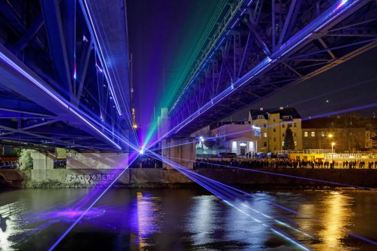 Fotografie: Beleuchtete Železniční-Brücke (C) Bilddokumentation Stadt Regensburg