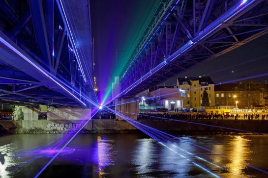 Fotografie: Beleuchtete Železniční-Brücke