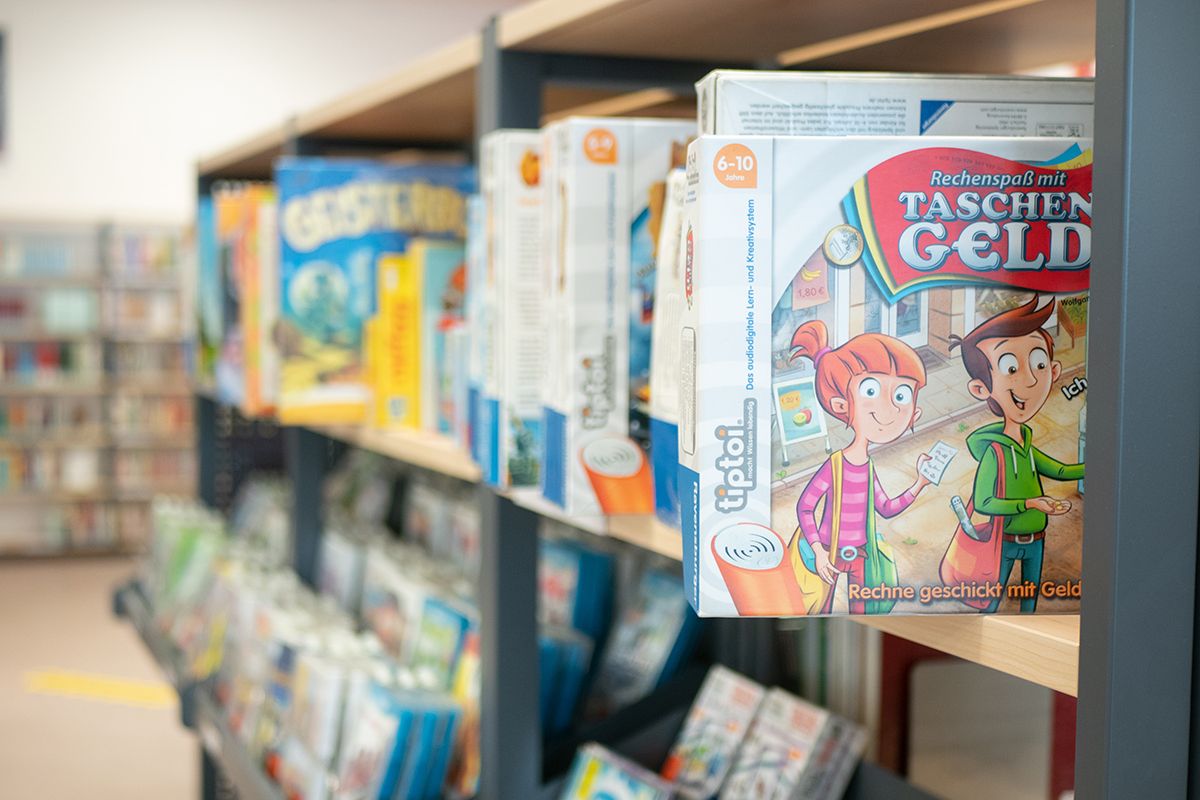 Fotografie - In der Bücherei Nord können viele Spiele ausgeliehen werden.
