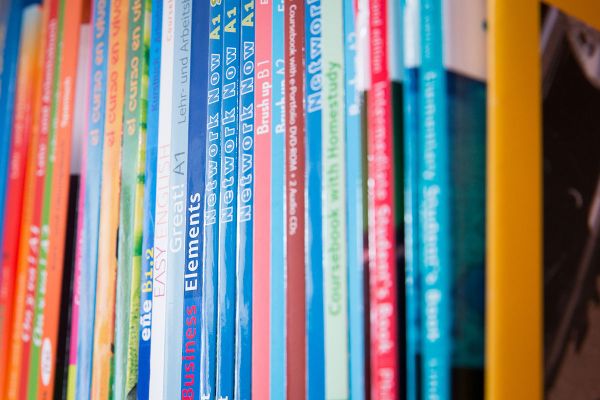 Aktiv im Alter - Bildung - Foto Bücher in einem Regal, Blick auf die Buchrücken