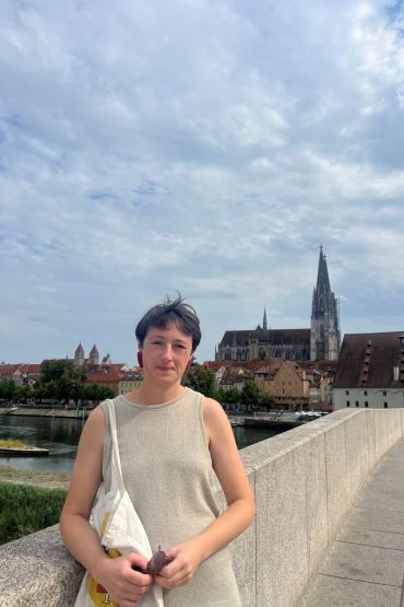 Fotografie - Marina Guyot auf der Steinernen Brücke mit Dom im Hintergrund