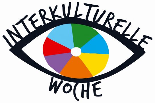 Grafik - Auge mit bunter Pupille und Schriftzug Interkulturelle Woche als Augenlider