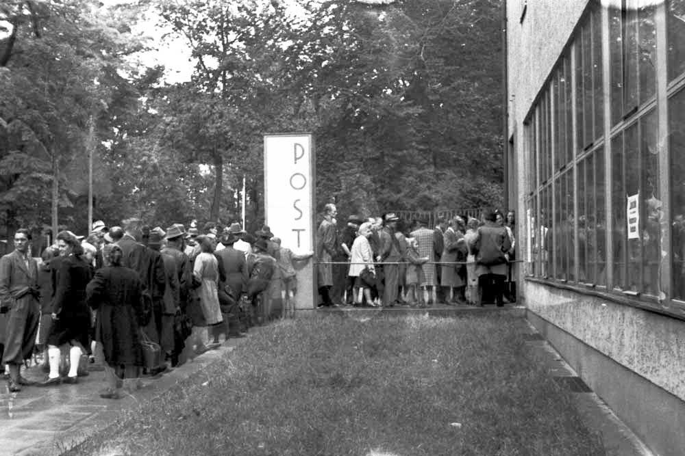 Währungsreform - Warteschlange vor der Post in der Prüfeninger Straße