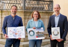 Fotografie - drei Personen präsentieren den Regensburger Nachhaltigkeitsbericht