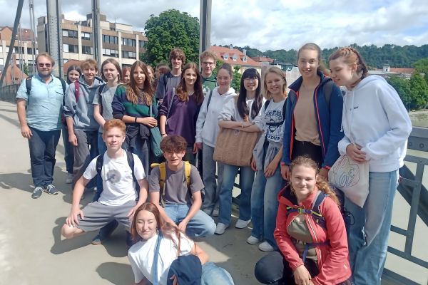 Die Klasse 9b auf der Brücke über den Inn
