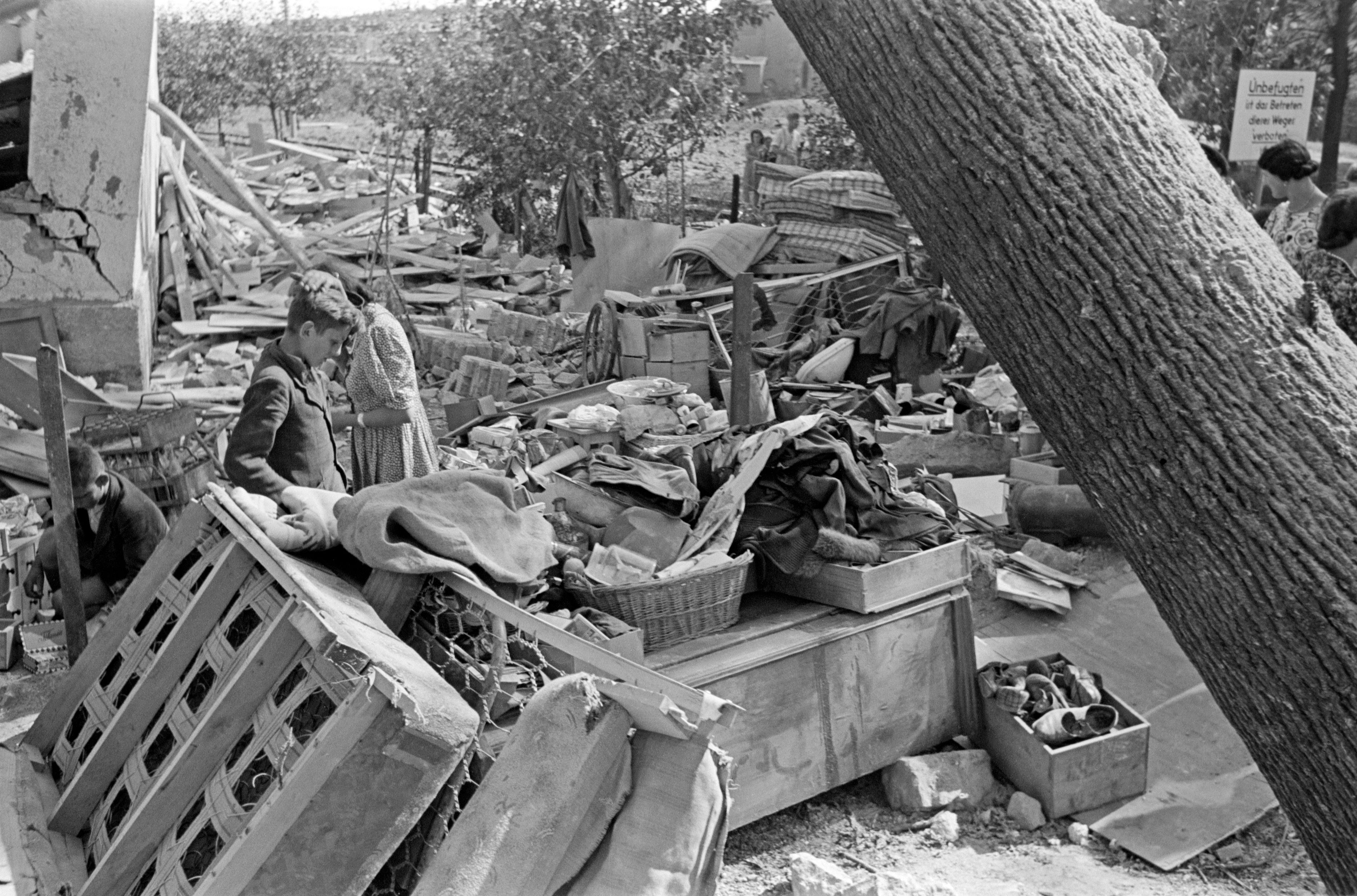 Fotografie: Letzte Habseligkeiten in den Trümmern