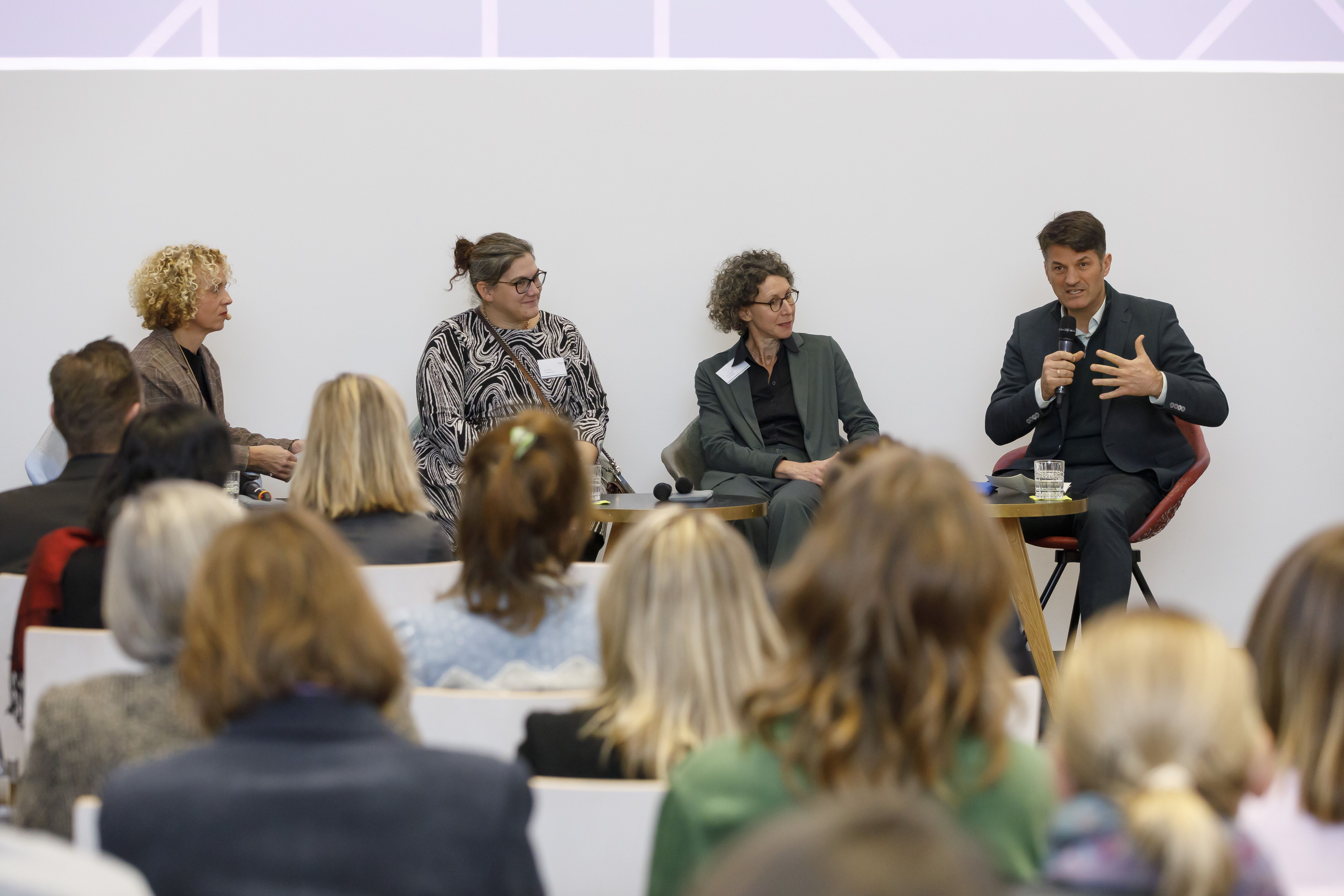 In der Paneldiskussion zum Thema „Mit smarten Kooperationen in die Zukunft“ diskutierten Prof. Dr. Georg Stephan Barfuß, Wirtschafts-, Wissenschafts- und Finanzreferent der Stadt Regensburg, Dr. Carolin Pecho, Bürgermeisterin der Gemeinde Ringelai und Julia Schönhärl, Leiterin Smart City der Stadt Amberg, auf der Bühne.