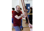 Fotografie – Impression von der Ostbayerischen acting academy -im Vordergrund Mann mit Holzstab in der Hand