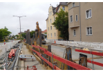 Fotografie - Blick auf die Linienbaugrube für den neuen Kanal in der Straubinger Straße