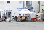 Fotografie - Senior/innen sitzen unter einem Pavillion