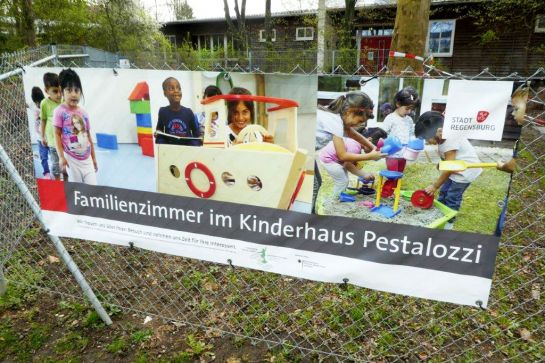Foto mit einem Bannerbild, das an einem Zaun hängt (C) Stadt Regensburg, Reitinger
