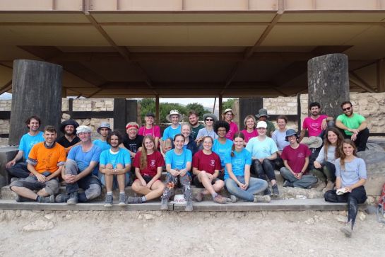 14 Studierende aus Regensburg bei archäologischen Ausgrabungen in Tel Hazor, Israel und Studienreise 2022 (C) Prof. Dr. Erik Eynikel und Hebräische Universität Jerusalem