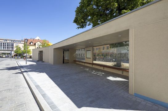 Fotografie: Das Foto zeigt das neue Servicegebäude am Schwanenplatz von außen.  (C) Bilddokumentation Stadt Regensburg 