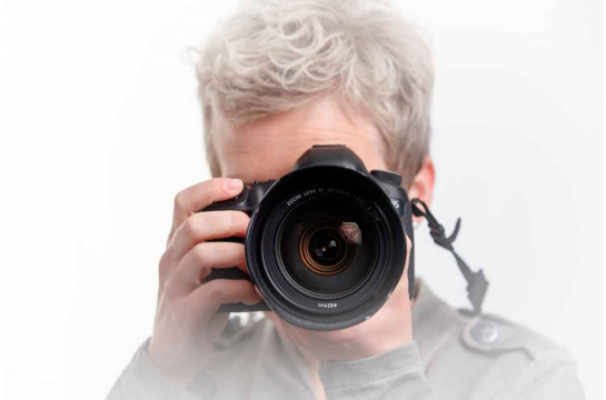 Fotowettbewerb zum Jahresthema - Bild Fotografin mit Kamera