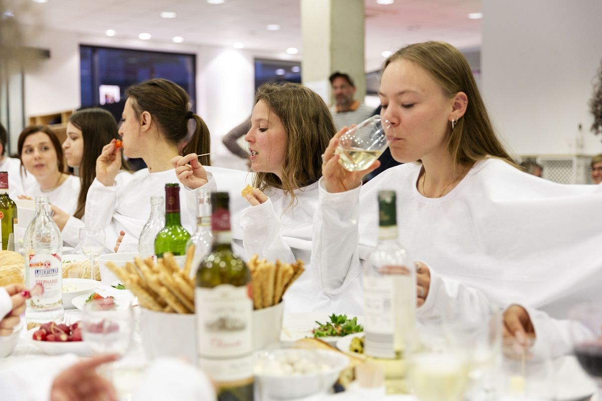 Fotografie – Speisen an reich gedeckter Tafel im M26