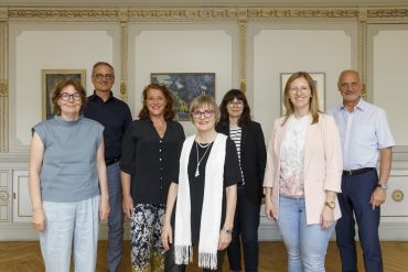 Fotografie: (V. l. n. r.) Prof. Dr. Birgit Eiglsperger, Kulturreferent Wolfgang Dersch, Luise Kinseher, Dr. Ulrike Lorenz, Dr. Verena Hein, Kristina Pöschl und Roland Büchner. Es fehlte krankheitsbedingt Johannes Reitmeier. Er wurde telefonisch zugeschaltet.
