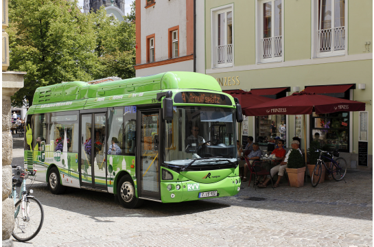 Als erste Stadt in Bayern hat Regensburg Elektrobusse im regulären Linienbetrieb eingesetzt. Fachwissen aus der Regensburger Wirtschaft half dabei, den Antriebsstrang zu optimieren.