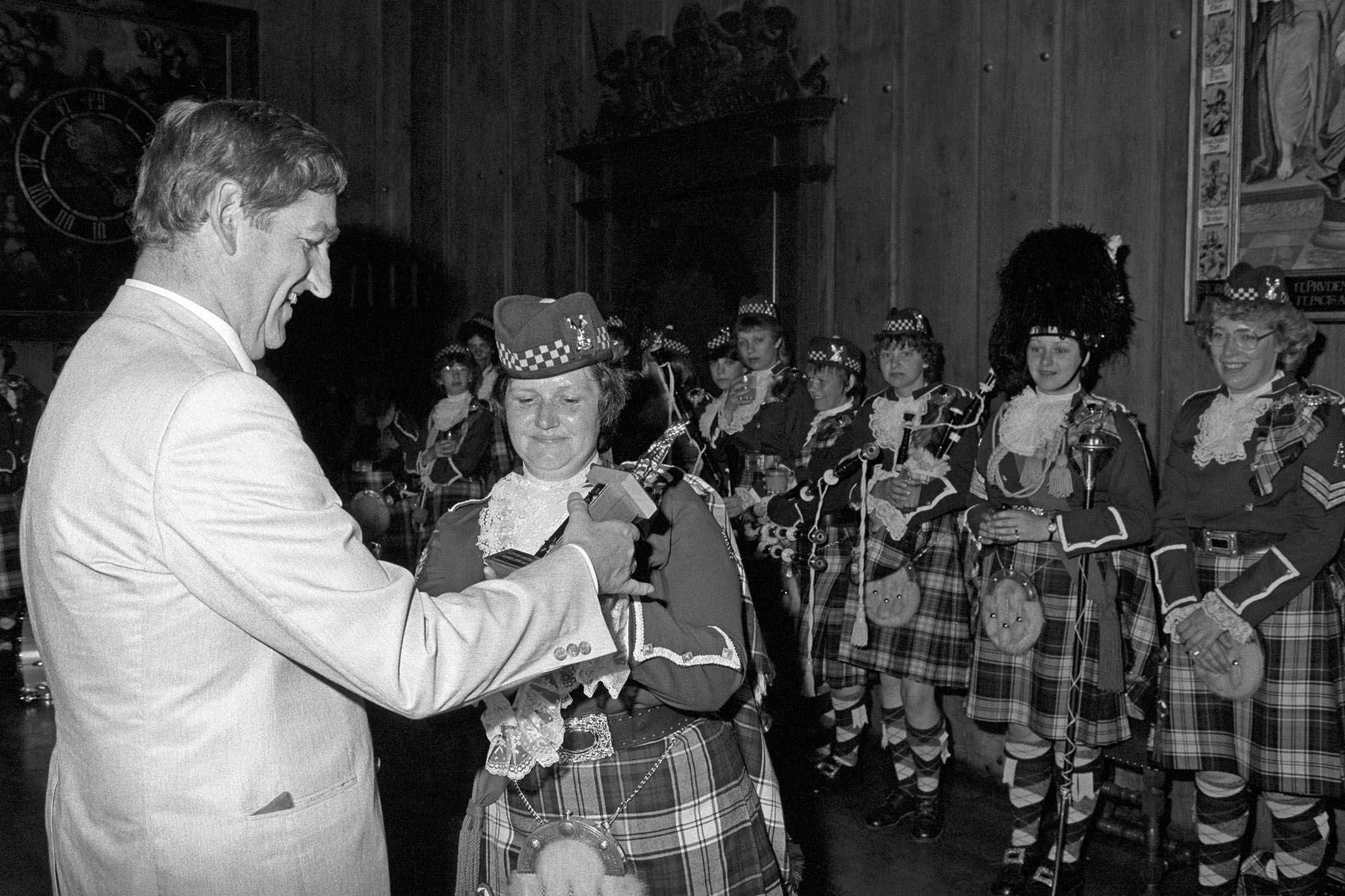 Fotografie: Juni 1983: Regensburgs Oberbürgermeister Rudolf Schlichtinger begrüßt ein Dudelsack-Ensemble aus der Partnerstadt Aberdeen im Alten Rathaus.