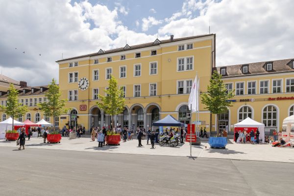 Fotografie: Buntes Programm zur Eröffnungsfeier des Bahnhofsvorplatzes