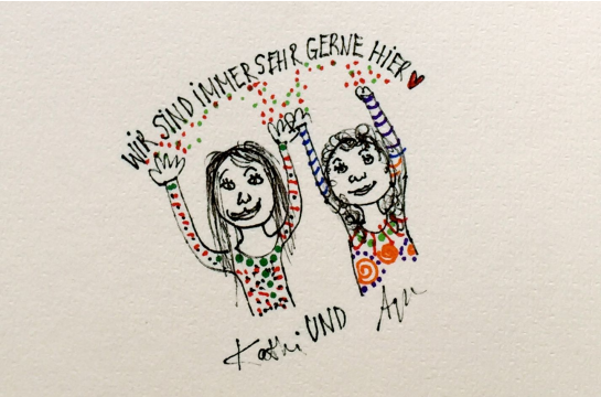 Eine Zeichnung von zwei lächelnden Mädchen die Konfetti  werfen. Darüber der Text "Wir sind immer sehr gerne hier" mit Herz.