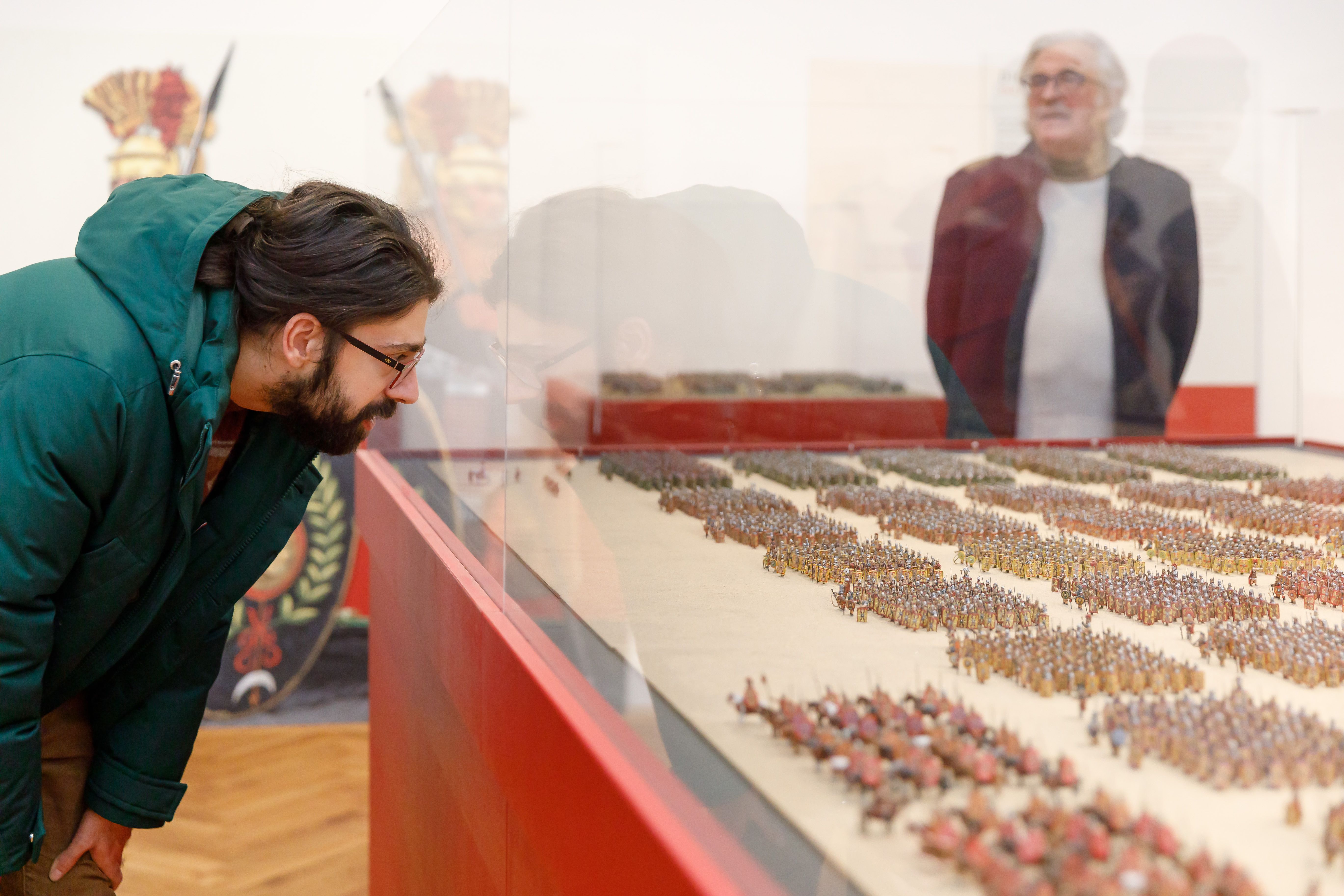 Besucher schaut Figuren an 