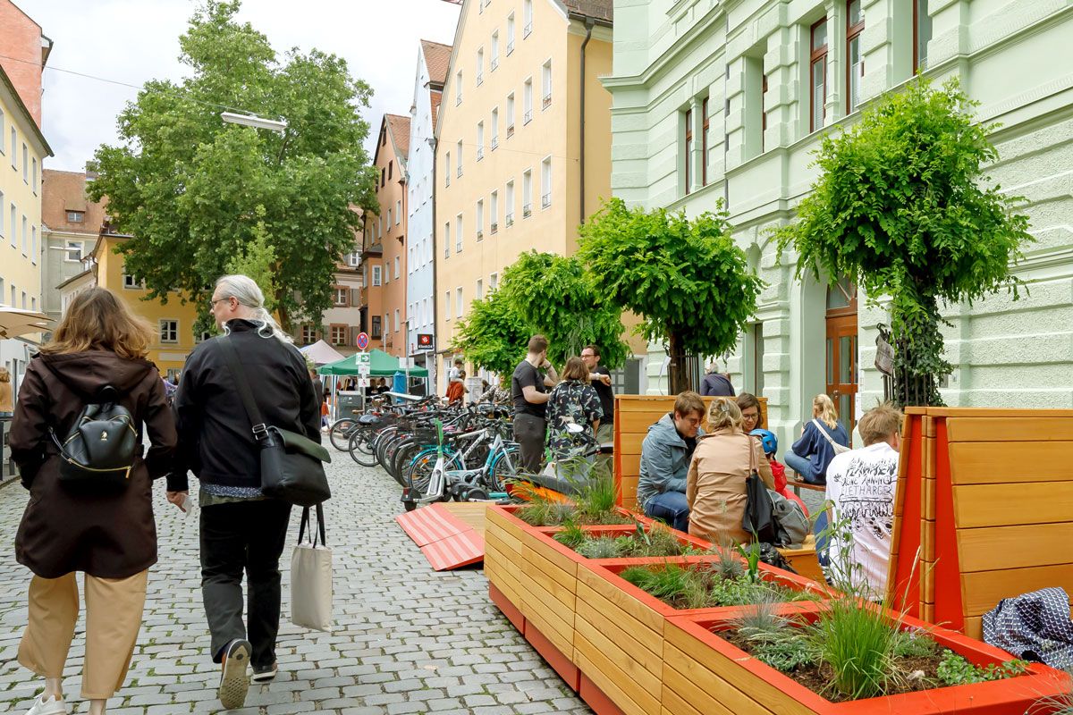 Fotografie: Begrünung und Sitzgelegenheiten im Obermünsterviertel