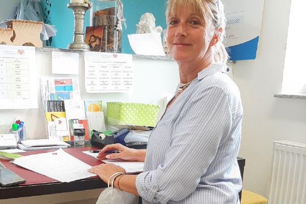 Frau Helga Graef in den Vereinsräumen der Sozialen Futterstelle e.V.