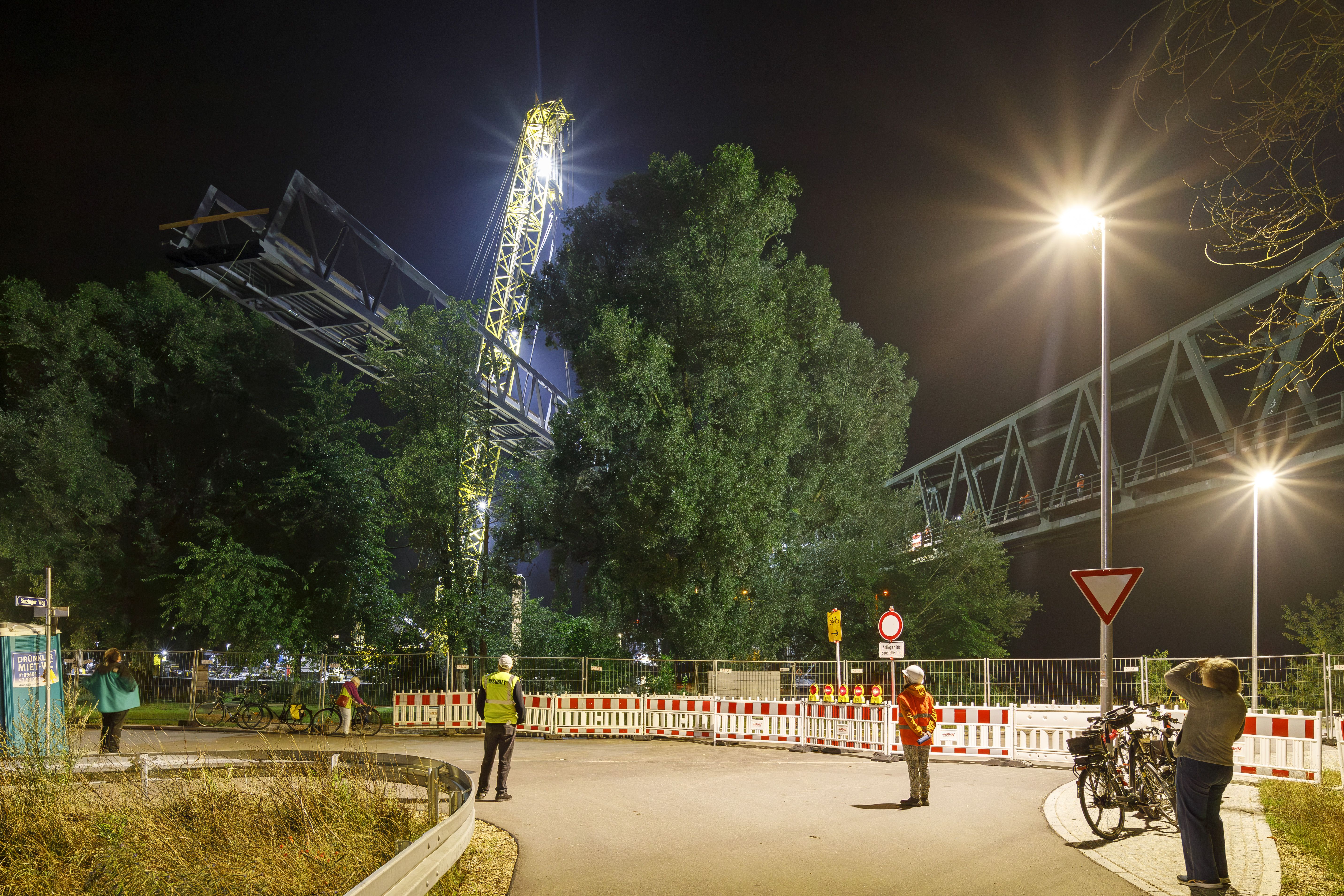 Fotografie: Blick von der Straße auf den Kran und ein Brückenteil