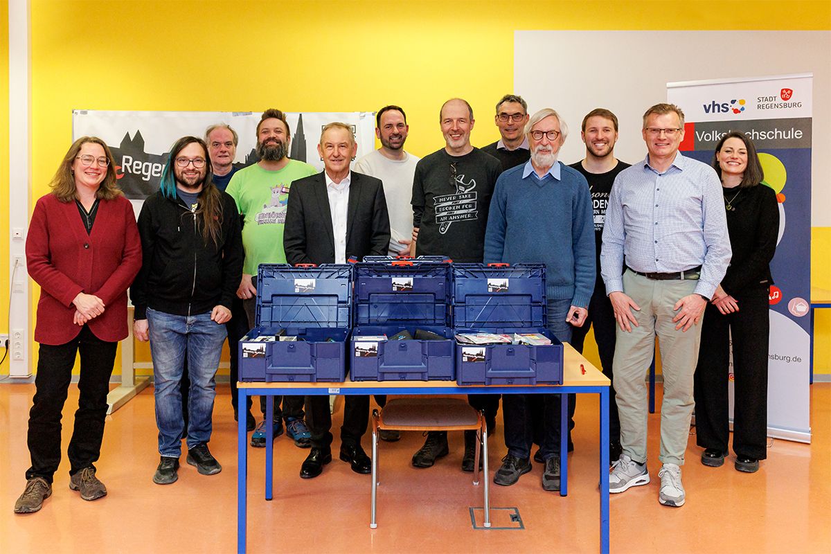 Fotografie - Bürgermeister Artinger, Vertreter der Stadt und der Reparaturinitiative bei der Übergabe der Werkzeugboxen