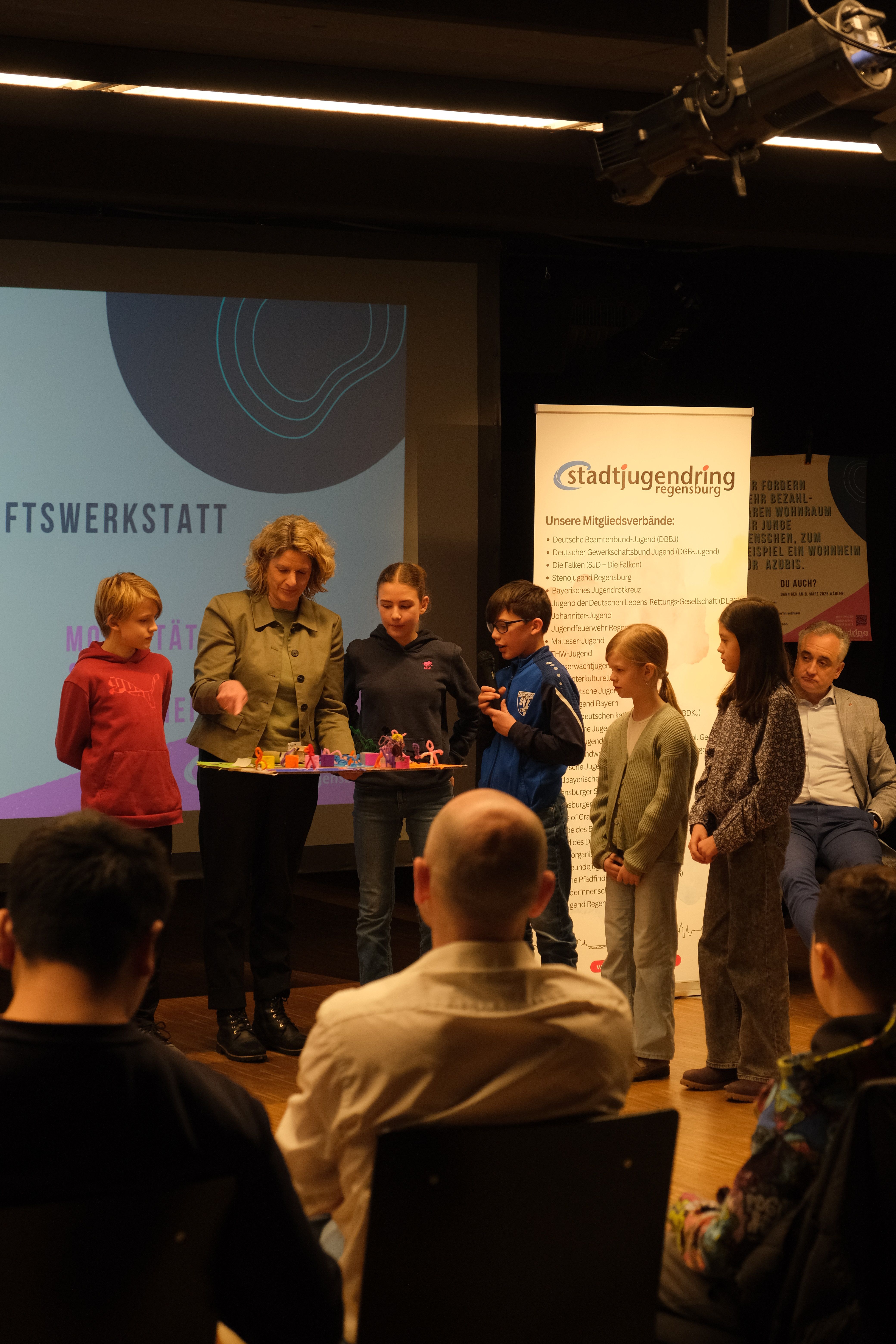 Fotografie. Mitglieder des Kinderbeirat und OB-Kandidatin Astrid Freudenstein präsentieren eine dreidimensionale Collage