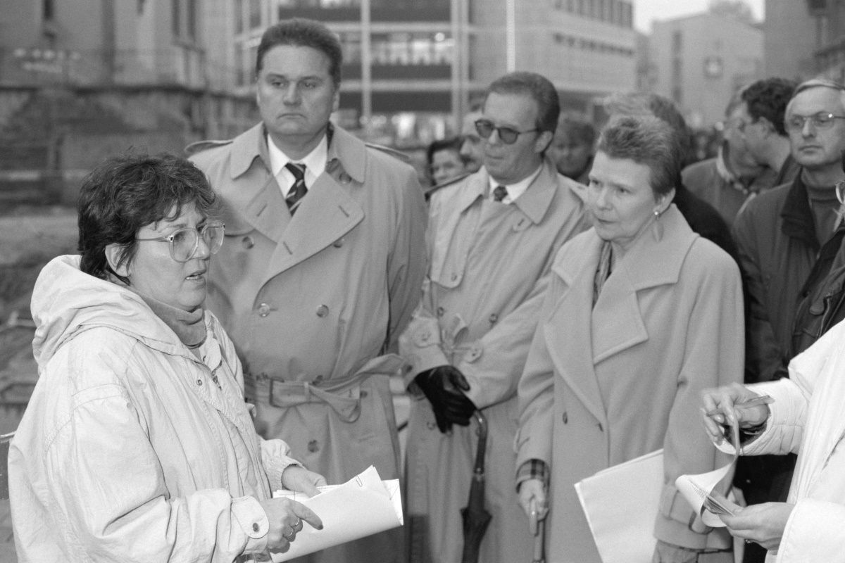 Fotografie: Vor-Ort-Termin bei der Sanierung des Neupfarrplatzes 1995