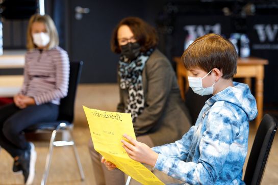 Fotografie – Kinderbeirat Maximilian zeigt Oberbürgermeisterin Gertrud Maltz-Schwarzfischer ein selbst gestaltetes Plakat (C) Bilddokumentation Stadt Regensburg