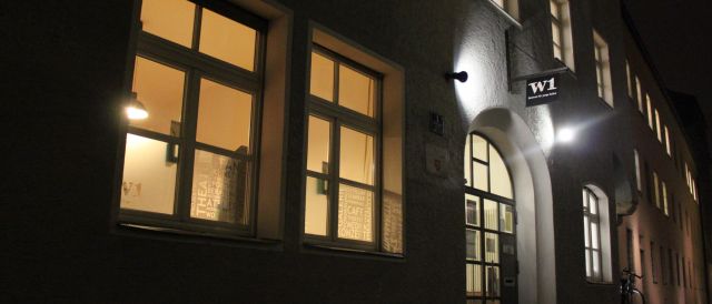 Außenansicht des W1 - Zentrums für junge Kultur bei Nacht.