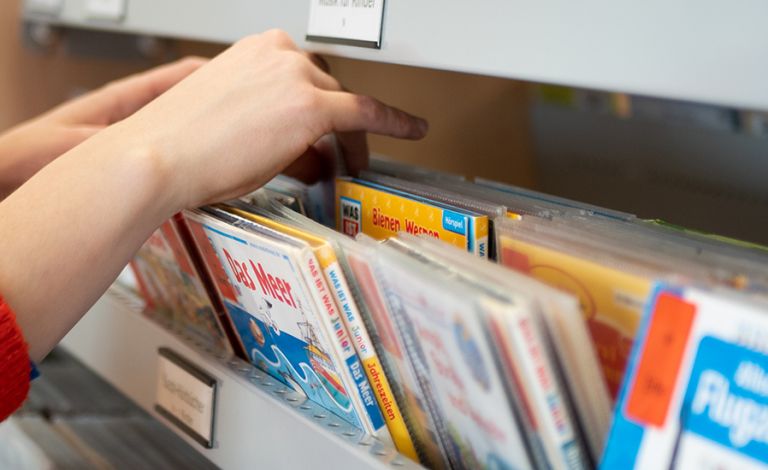 Fotografie - Hände stöbern durch Kinder-Cds