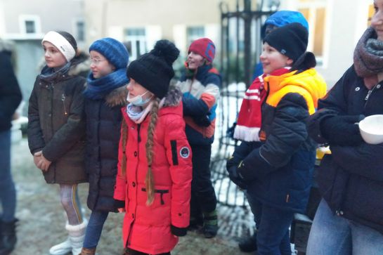 Fotografie – Gruppe von Kindern mit Mützen und Schals im Freien (C) Steffi Baumann