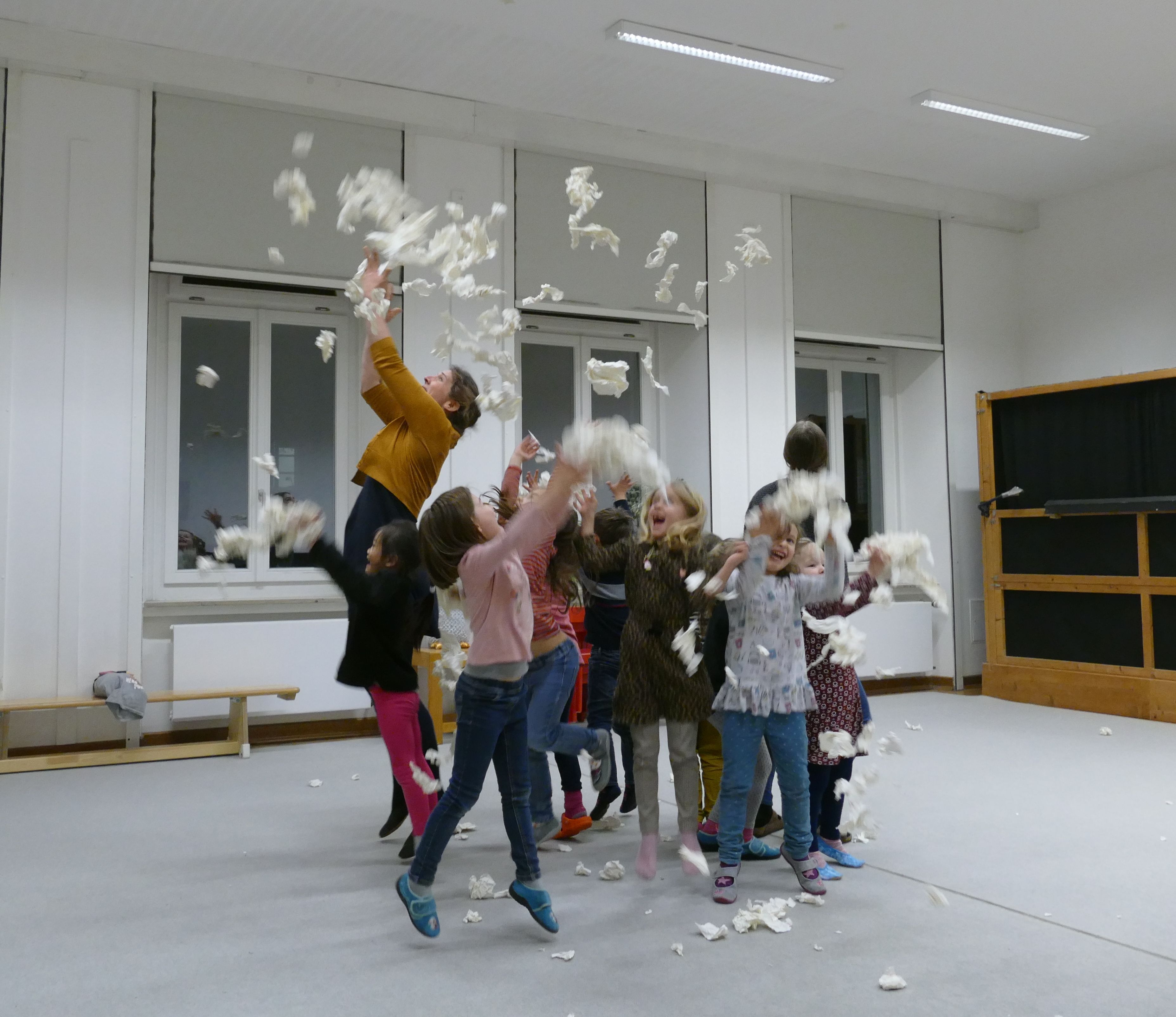 Musische Früherziehung - Bewegungsbild Schneeballspiel mit Kindern 