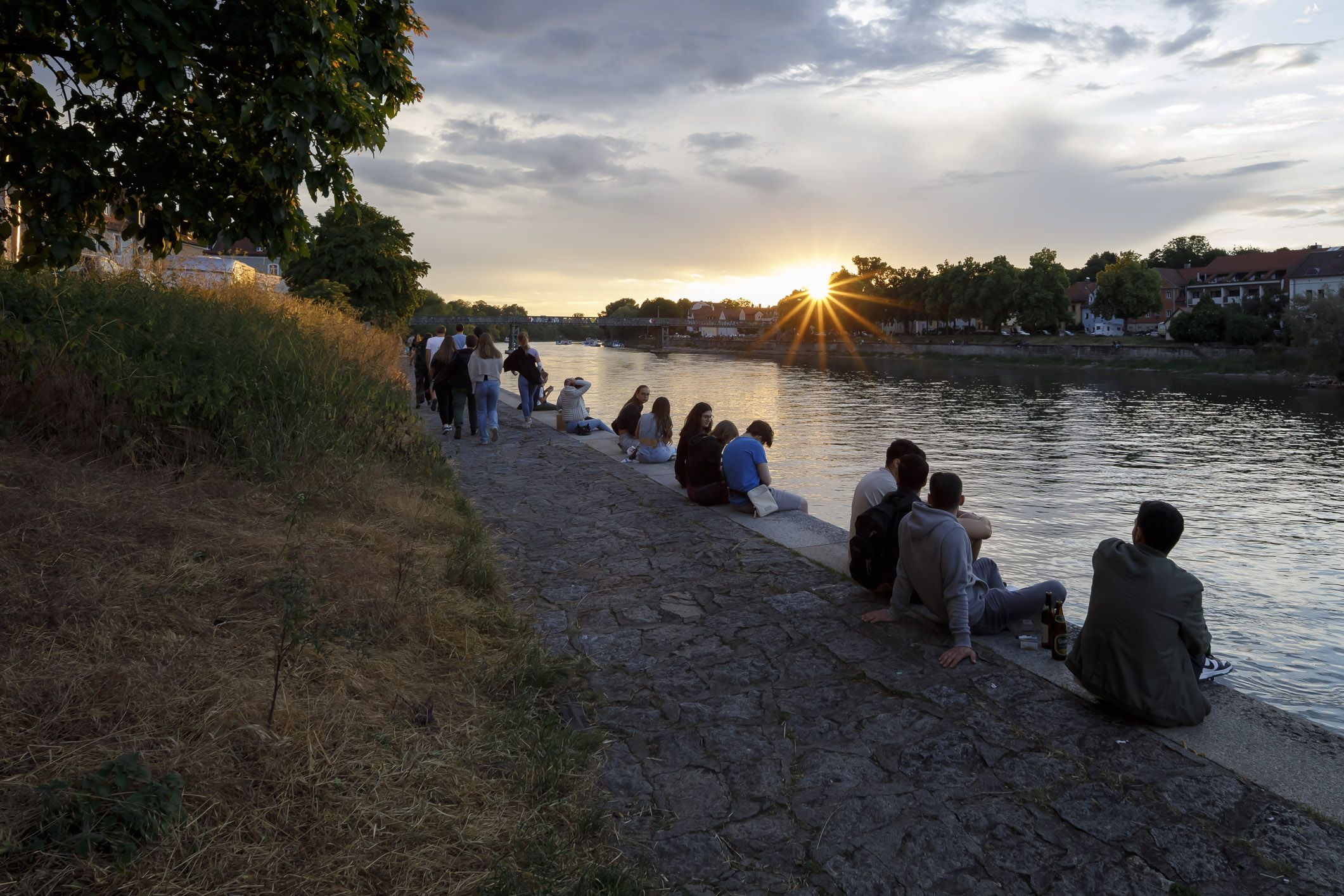 Stadt Regensburg: Sonnenuntergang an der Donaulände