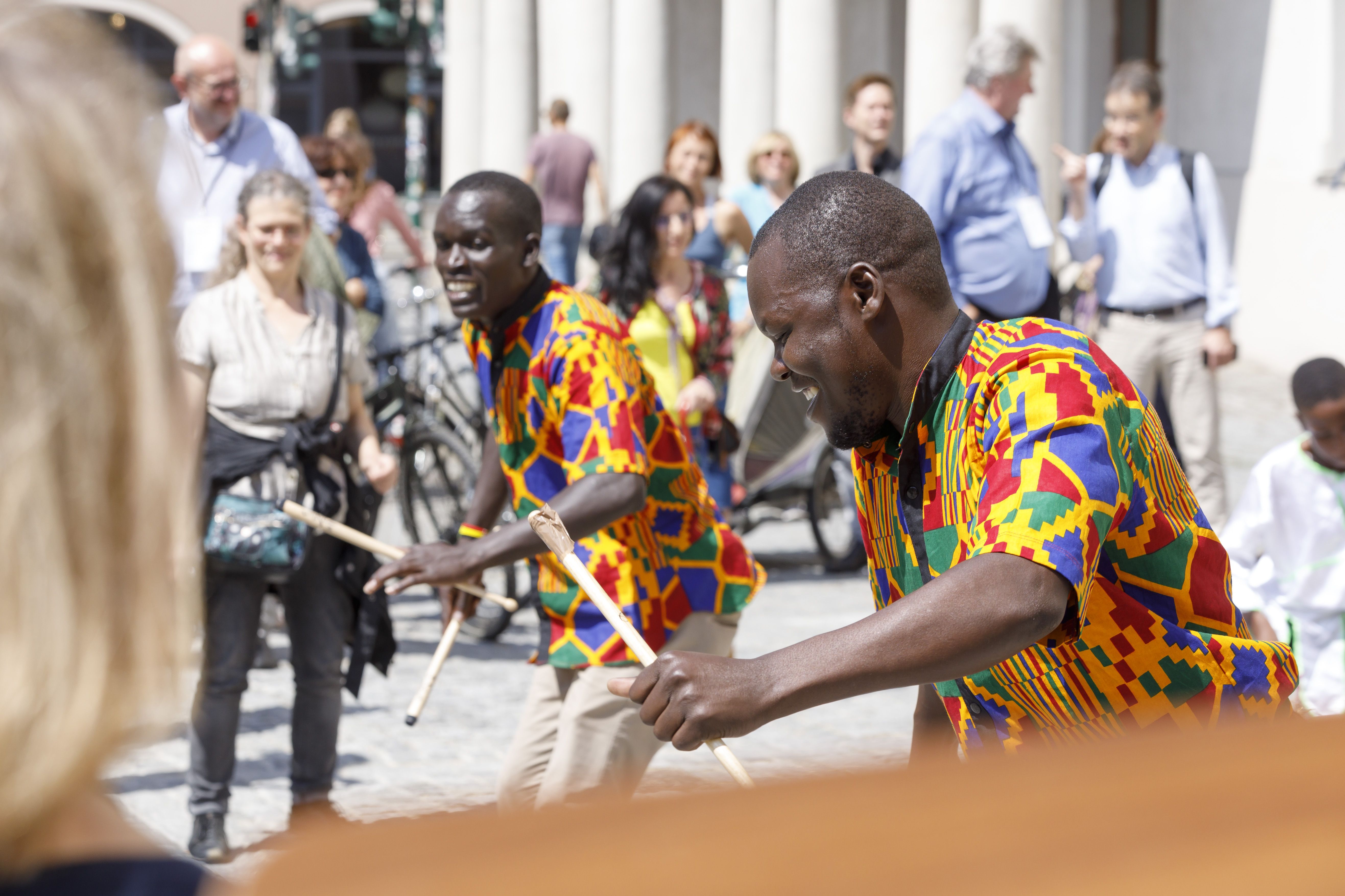 Fotografie: Auftritt der IMLS Chamuka Band und den Blechbläsern der städtischen Sing.- und Musikschule am Bismarckplatz am 13. Mai 2022