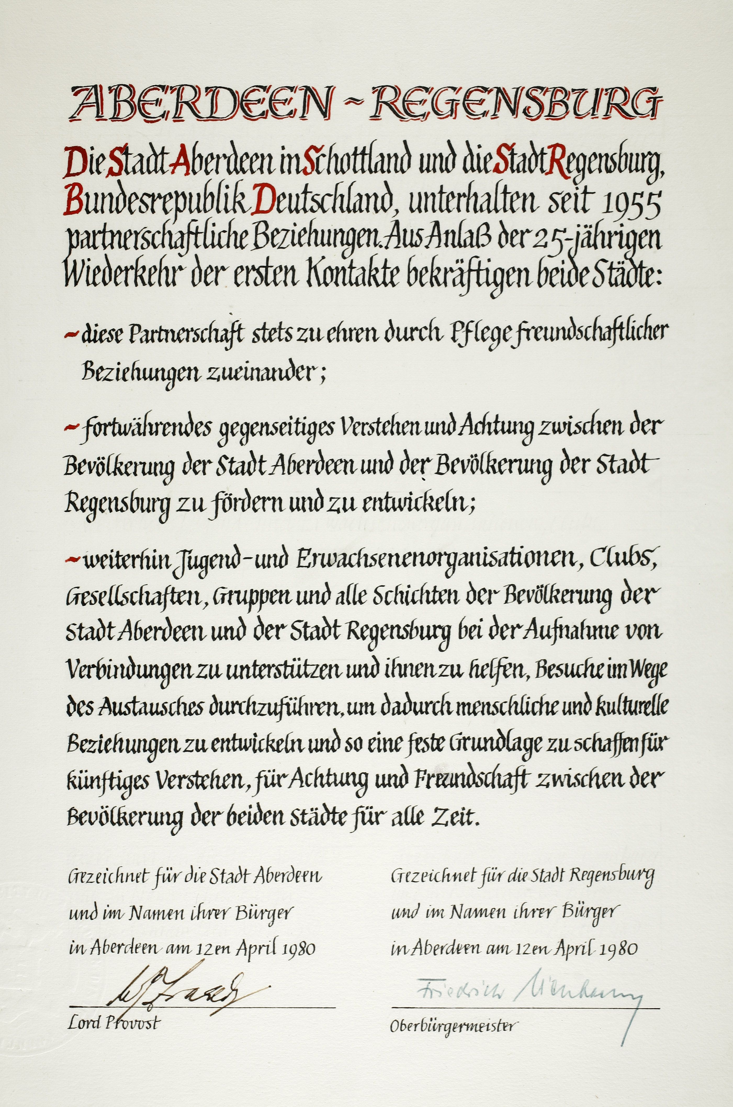 Fotografie: April 1980: Zum 25-jährigen Bestehen bekräftigen die beiden Städte in dieser Urkunde ihre Freundschaft und den gemeinsamen Austausch. 