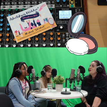 Zwei Mädchen und eine Frau sitzen vor Greenscreen vor Mikrofonen.