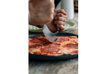 Fotografie - Pizza wird in der wiederverwendbaren Pizzabox aufgeschnitten