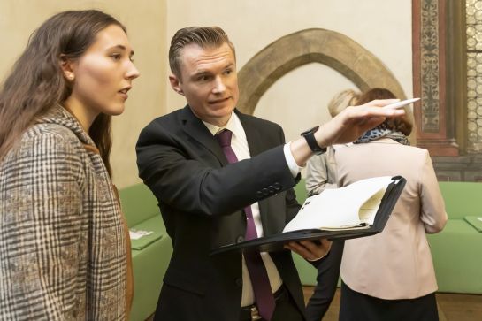 Fotografie: Michael Engl koordiniert eine Veranstaltung. (C) Bilddokumentation Stadt Regensburg