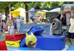 Fotografie: Ein Junge springt über bunte Matten.