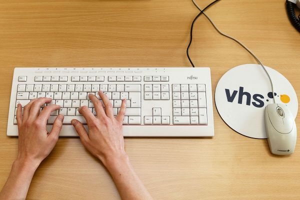 Themenbild Bildung und Wissenschaft - VHS - Hände auf Tastatur