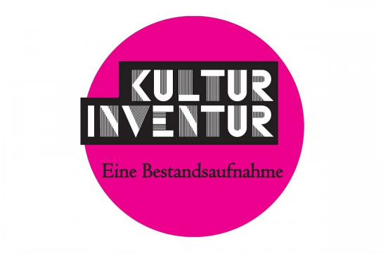 Grafik - Blockartig, schwarz-weiß angelegter Schriftzug „Kulturinventur“, der auf einem kreisförmigen, pinken Hintergrund platziert ist