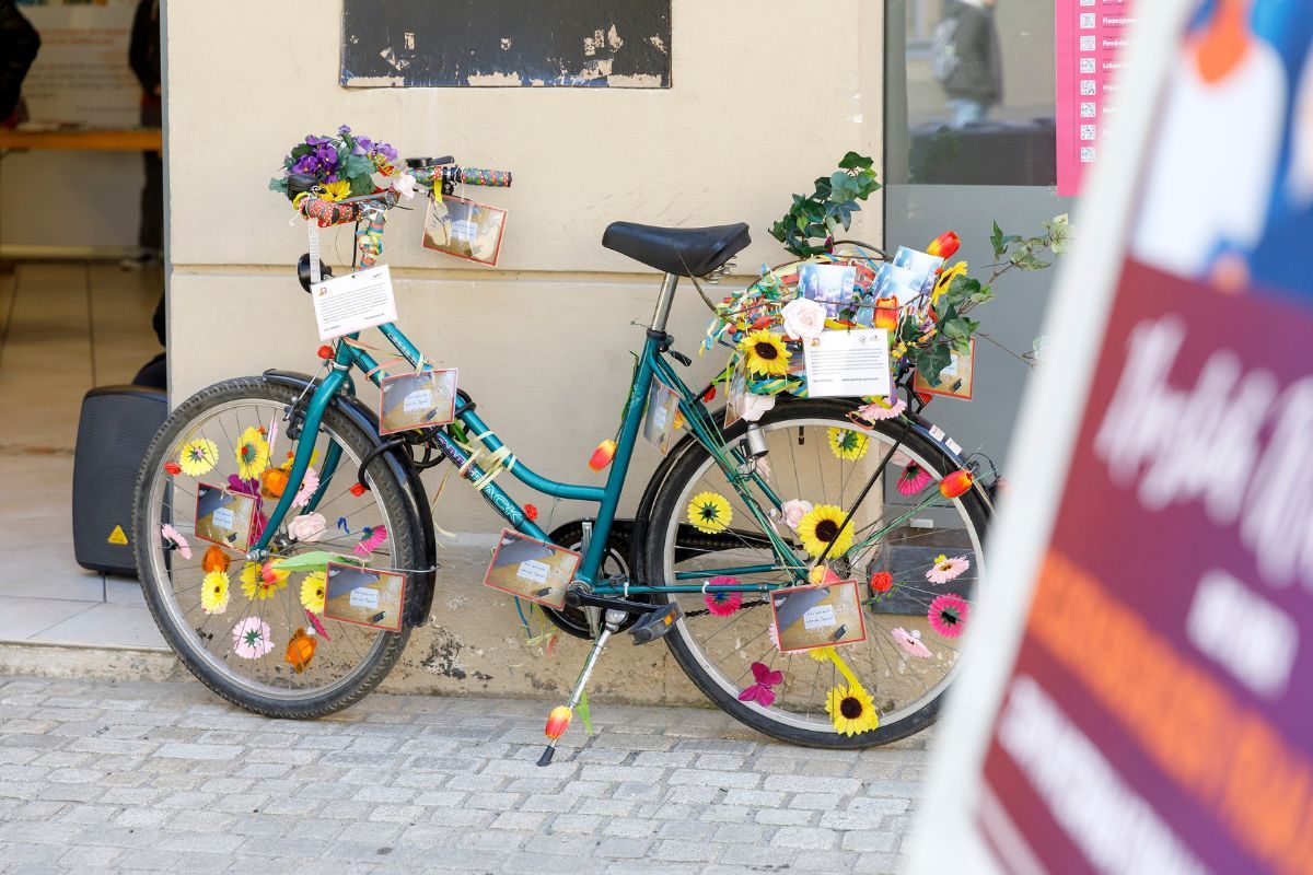 Fotografie - Geschmücktes Fahrrad mit Postkarten und Plakaten des AK Frau und Sucht 