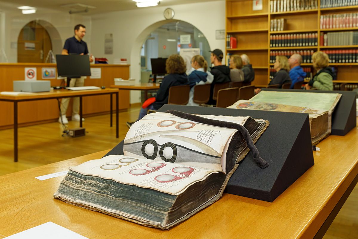Fotografie - Brillenmacherordnung im Stadtarchiv
