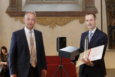Fotografie - Bürgermeister Ludwig Artinger überreicht Stefan Aumüller den Umweltpreis für die Aumüller Druck GmbH & Co. KG